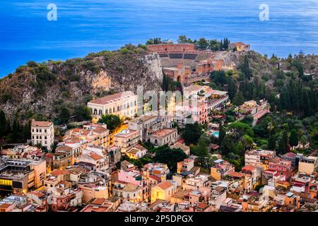 Taormina, Sizilien, Italien, historische Stadt in der Dämmerung. Stockfoto