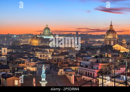 Rom, Italien, Blick auf den Vatikan in der Abenddämmerung. Stockfoto