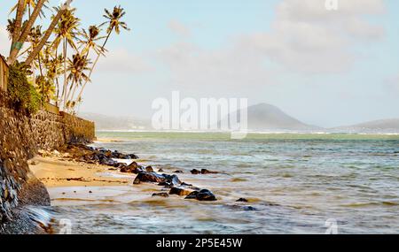 Kahala Küste auf der Insel Oahu, Hawaii, mit Koko Head Krater im Hintergrund Stockfoto