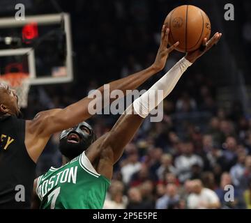 Cleveland, Usa. 06. März 2023. Cleveland Cavaliers Center Evan Mobley (4) blockiert den Schuss von Boston Celtics Forward Jaylen Brown (7) am Rocket Mortgage Fieldhouse in Cleveland, Ohio, am Montag, den 6. März 2023. Foto: Aaron Josefczyk/UPI Credit: UPI/Alamy Live News Stockfoto