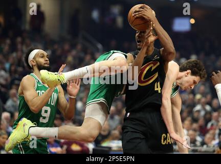 Cleveland, Usa. 06. März 2023. Cleveland Cavaliers Center Evan Mobley (4) wird vom Boston Celtics Center Mike Muscala (57) am Rocket Mortgage Fieldhouse in Cleveland, Ohio, am Montag, den 6. März 2023 vereitelt. Foto: Aaron Josefczyk/UPI Credit: UPI/Alamy Live News Stockfoto