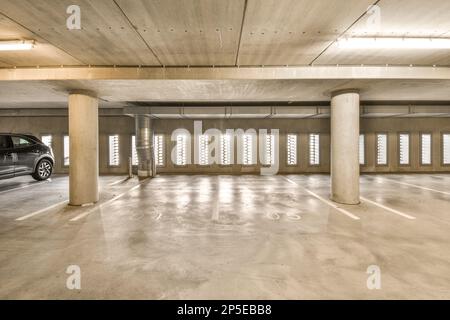 Ein Auto, das auf einem leeren Parkplatz geparkt ist, auf dem sich niemand oder andere Personen aufhalten und darauf warten, dass sie abbiegen Stockfoto