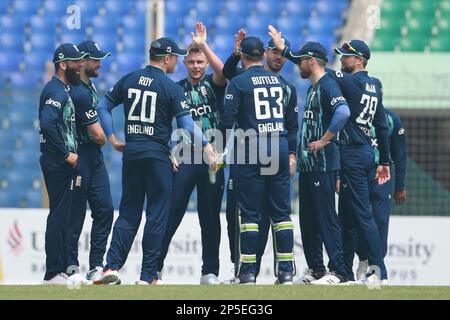 Sam Curran feiert Liton das Wickets mit Teamkollegen beim 3. One Day International Match Bangladesh-England im Zahur Ahmed Chowdhury Stadion Stockfoto