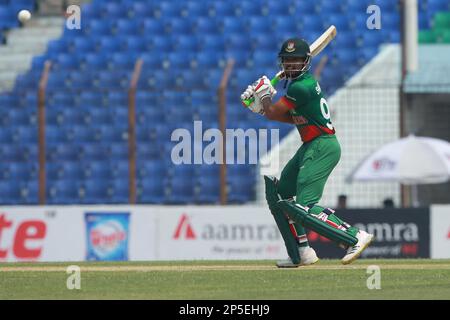 Nazmul Hasan Shanto schlägt beim 3. Internationalen Spiel Bangladesch-England im Zahur Ahmed Chowdhury Stadion, Sagorika, Chattogram, Banglad Stockfoto