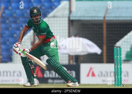 Nazmul Hasan Shanto schlägt beim 3. Internationalen Spiel Bangladesch-England im Zahur Ahmed Chowdhury Stadion, Sagorika, Chattogram, Banglad Stockfoto