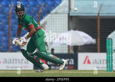 Nazmul Hasan Shanto schlägt beim 3. Internationalen Spiel Bangladesch-England im Zahur Ahmed Chowdhury Stadion, Sagorika, Chattogram, Banglad Stockfoto