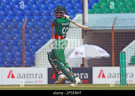 Nazmul Hasan Shanto schlägt beim 3. Internationalen Spiel Bangladesch-England im Zahur Ahmed Chowdhury Stadion, Sagorika, Chattogram, Banglad Stockfoto