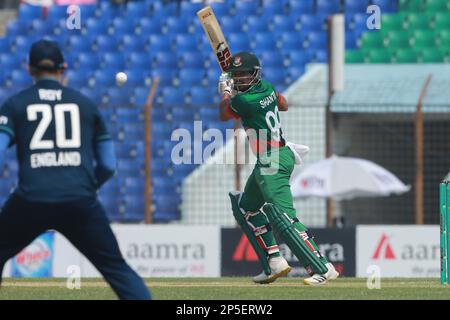 Nazmul Hasan Shanto schlägt beim 3. Internationalen Spiel Bangladesch-England im Zahur Ahmed Chowdhury Stadion, Sagorika, Chattogram, Banglad Stockfoto