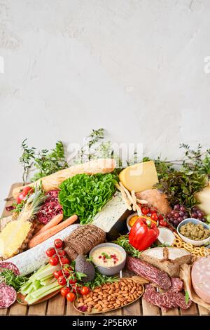 Tisch voller mediterraner Vorspeisen, Tapas oder Antipasto. Auswahl an italienischen Speisen. Köstlicher Snack auf einer Party oder Picknick. Fleisch und Käse Stockfoto