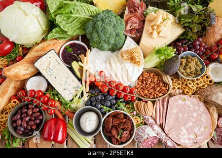 Tisch voller mediterraner Vorspeisen, Tapas oder Antipasto. Auswahl an italienischen Speisen. Köstlicher Snack auf einer Party oder Picknick. Fleisch und Käse Stockfoto