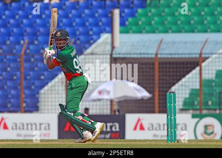 Nazmul Hasan Shanto schlägt beim 3. Internationalen Spiel Bangladesch-England im Zahur Ahmed Chowdhury Stadion, Sagorika, Chattogram, Banglad Stockfoto