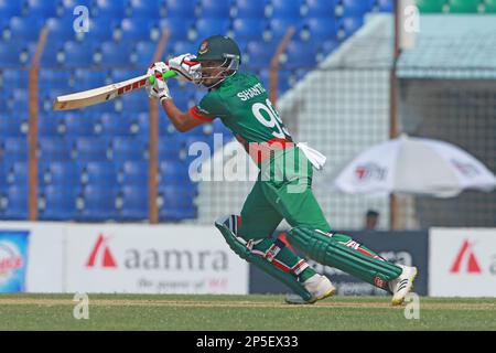 Nazmul hasan Shanto schlägt beim 3. Internationalen Spiel Bangladesch-England im Zahur Ahmed Chowdhury Stadion, Sagorika, Chattogram, Banglad Stockfoto