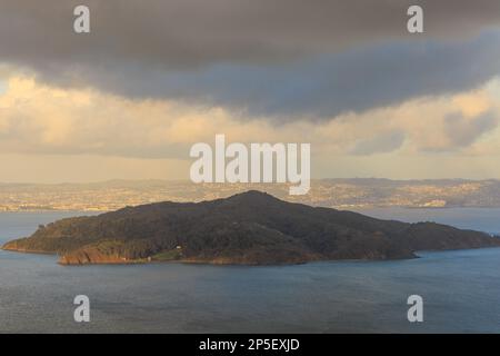 Sturmwolken und Regen über Angel Island in der San Francisco Bay Stockfoto