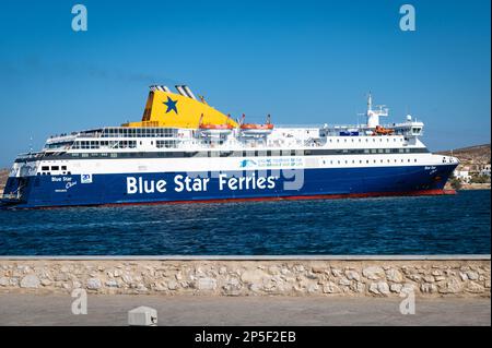 Die „Chios“ Blue Star Fähre verlässt die Hafenstadt Pirkia. Es ist eines von mehreren Fährunternehmen, die Personen und Fahrzeuge in ganz Griechenland transportieren Stockfoto