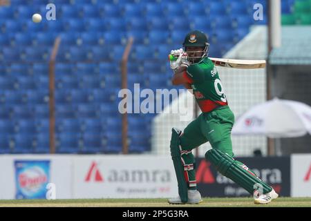 Nazmul Hasan Shanto schlägt beim 3. Internationalen Spiel Bangladesch-England im Zahur Ahmed Chowdhury Stadion, Sagorika, Chattogram, Banglad Stockfoto