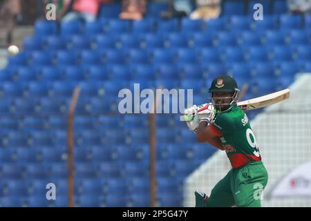 Nazmul Hasan Shanto schlägt beim 3. Internationalen Spiel Bangladesch-England im Zahur Ahmed Chowdhury Stadion, Sagorika, Chattogram, Banglad Stockfoto