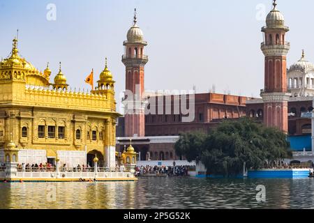 Wunderschöner Blick auf den Goldenen Tempel (Harmandir Sahib) in Amritsar, Punjab, Indien, das berühmte indische sikh-Wahrzeichen, den Goldenen Tempel, das wichtigste Heiligtum von Sikhs Stockfoto