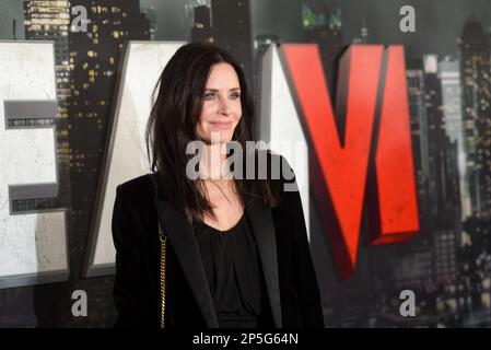 New York, USA. 06. März 2023. Courteney Cox nimmt am 6. März 2023 an der Scream VI Filmpremiere am AMC Lincoln Square in New York, New York, Teil. (Foto: Efren Landaos/Sipa USA) Guthaben: SIPA USA/Alamy Live News Stockfoto