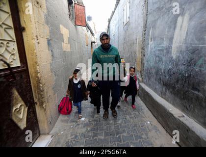 Gaza, Palästina. 06. März 2023. Louay Abu Sahloul (33), führt Kinder zu einem Eselwagen, für den Transport zum Kindergarten für 5 Schekel (1,4 US-Dollar) pro Monat, in Khan Yunis im südlichen Gazastreifen. Kredit: SOPA Images Limited/Alamy Live News Stockfoto