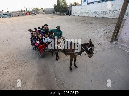 Gaza, Palästina. 06. März 2023. Louay Abu Sahloul, arbeitet für 5 Schekel (1,4 US-Dollar) pro Monat, um Studenten in einen Kindergarten mit einem Eselskart zu bringen, in Khan Yunis, im südlichen Gazastreifen. Kredit: SOPA Images Limited/Alamy Live News Stockfoto