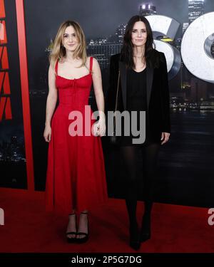 New York, Usa. 06. März 2023. Courteney Cox und Coco Arquette treffen am Montag, den 6. März 2023, auf dem roten Teppich auf der Weltpremiere von „Scream VI“ am AMC Lincoln Square in New York City ein. Foto: John Angelillo/UPI Credit: UPI/Alamy Live News Stockfoto