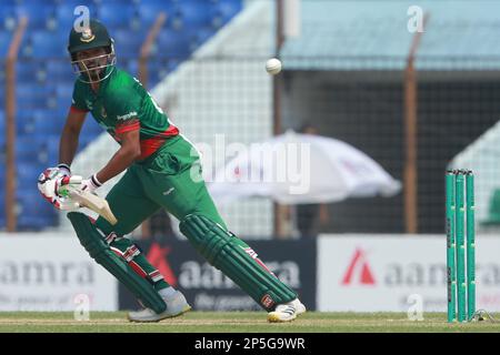 Nazmul Hasan Shanto schlägt beim 3. Internationalen Spiel Bangladesch-England im Zahur Ahmed Chowdhury Stadion, Sagorika, Chattogram, Banglad Stockfoto