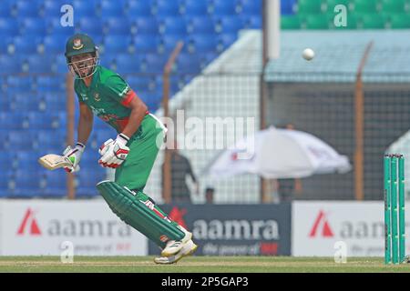 Nazmul Hasan Shanto schlägt beim 3. Internationalen Spiel Bangladesch-England im Zahur Ahmed Chowdhury Stadion, Sagorika, Chattogram, Banglad Stockfoto