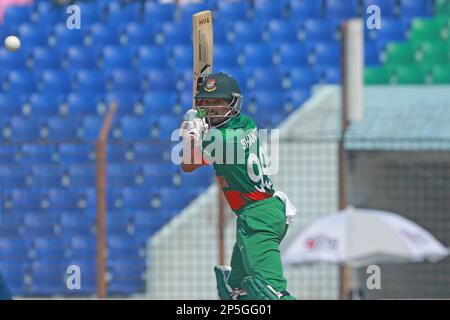 Nazmul Hasan Shanto schlägt beim 3. Internationalen Spiel Bangladesch-England im Zahur Ahmed Chowdhury Stadion, Sagorika, Chattogram, Banglad Stockfoto