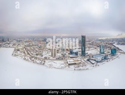 Jekaterinburg-Stadt mit Gebäuden der Regionalregierung und des Parlaments, Dramatisches Theater, Iset-Turm, Yeltsin-Zentrum, Panoramablick bei Sonnenuntergang im Winter Stockfoto