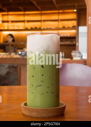Eismatcha Greentea auf Holztisch im Café, Stockfoto Stockfoto