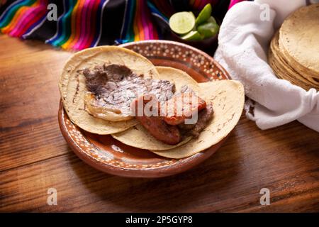 Carne Asada. (Roastfleisch) sehr beliebtes Gericht im Norden Mexikos, auch Asado, Discada oder Parrillada genannt, ist eine Kochtechnik, bei der das Essen auf der expo serviert wird Stockfoto