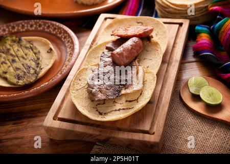 Carne Asada. (Roastfleisch) sehr beliebtes Gericht im Norden Mexikos, auch Asado, Discada oder Parrillada genannt, ist eine Kochtechnik, bei der das Essen auf der expo serviert wird Stockfoto