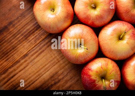 Mehrere königliche Gala-Äpfel (Malus domestica). Apfelbäume werden weltweit angebaut und sind die am weitesten verbreitete Art der Gattung Malus. Tischplatte V Stockfoto