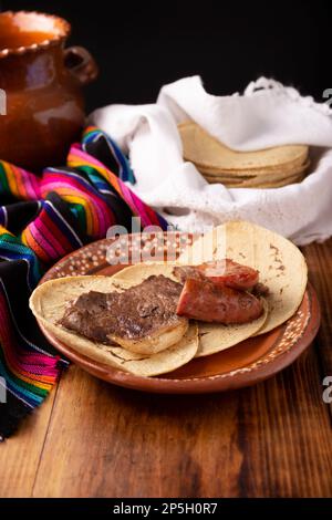 Carne Asada. (Roastfleisch) sehr beliebtes Gericht im Norden Mexikos, auch Asado, Discada oder Parrillada genannt, ist eine Kochtechnik, bei der das Essen auf der expo serviert wird Stockfoto