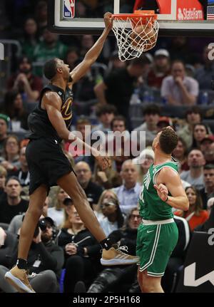 Cleveland, Usa. 06. März 2023. Cleveland Cavaliers Center Evan Mobleyl (4) dunks über Boston Celtics vorwärts Blake Griffin (91) in der zweiten Hälfte am Rocket Mortgage Fieldhouse in Cleveland, Ohio am Montag, den 6. März 2023. Foto: Aaron Josefczyk/UPI Credit: UPI/Alamy Live News Stockfoto