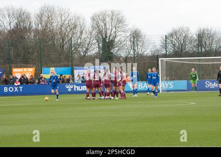 Nicht exklusiv: WSL Everton V Aston Villa im Walton Park Stadium, Liverpool Ein Sieg für Aston Villa mit 2,0 Punkten Stockfoto