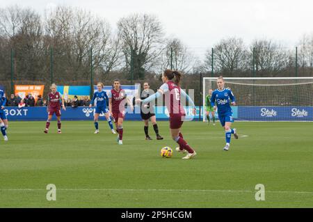 Nicht exklusiv: WSL Everton V Aston Villa im Walton Park Stadium, Liverpool Ein Sieg für Aston Villa mit 2,0 Punkten Stockfoto