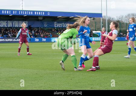 Nicht exklusiv: WSL Everton V Aston Villa im Walton Park Stadium, Liverpool Ein Sieg für Aston Villa mit 2,0 Punkten Stockfoto