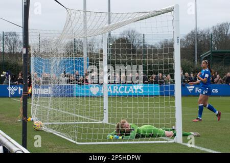 Nicht exklusiv: WSL Everton V Aston Villa im Walton Park Stadium, Liverpool Ein Sieg für Aston Villa mit 2,0 Punkten Stockfoto