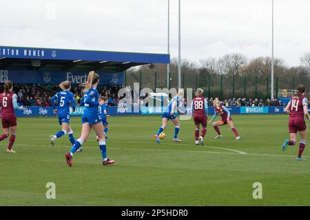 Nicht exklusiv: WSL Everton V Aston Villa im Walton Park Stadium, Liverpool Ein Sieg für Aston Villa mit 2,0 Punkten Stockfoto