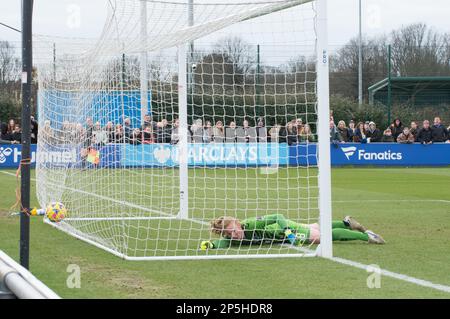 Nicht exklusiv: WSL Everton V Aston Villa im Walton Park Stadium, Liverpool Ein Sieg für Aston Villa mit 2,0 Punkten Stockfoto