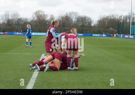 Nicht exklusiv: WSL Everton V Aston Villa im Walton Park Stadium, Liverpool Ein Sieg für Aston Villa mit 2,0 Punkten Stockfoto