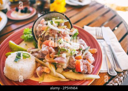 Tahiti-Essen Nationales Gericht, landestypische Küche - Tahitianischer roher Fischsalat namens Poisson Cru in Französisch-Polynesien. Blick auf das Hotelrestaurant Stockfoto