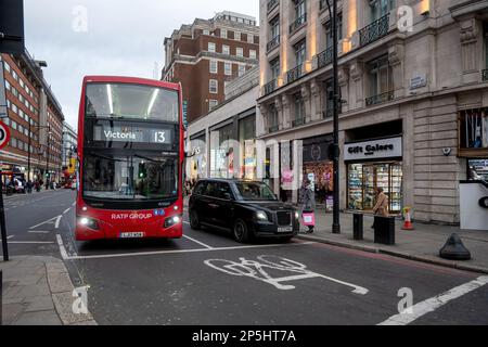 London, Großbritannien - 12. März 2023: Big Bus an der Marble Arch Station oxford Street. London Tour Bus Service Stockfoto