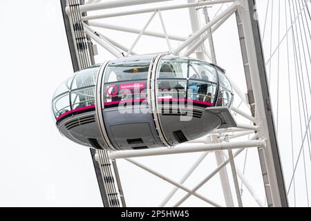 London, Vereinigtes Königreich - 12. März 2023: London Eye oder Millenium Wheel am Südufer der Themse in London, England Stockfoto