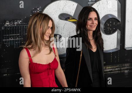 Coco Arquette und Courteney Cox besuchen am 06. März 2023 die Weltpremiere von „Scream VI“ im AMC Lincoln Square Theater in New York Stockfoto