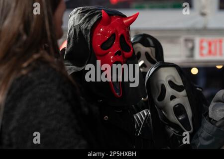 New York, USA. 07. März 2023. Fans besuchen die Weltpremiere von „Scream VI“ im AMC Lincoln Square Theater in New York am 6. März 2023. (Foto: Lev Radin/Sipa USA) Guthaben: SIPA USA/Alamy Live News Stockfoto