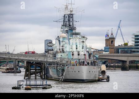 Die HMS Belfast ist ein leichter Cruiser, der 1939 für die Royal Navy gebaut wurde und nun dauerhaft an der Themse in London, England, angedockt ist. Stockfoto