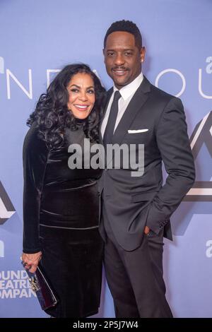 NEW YORK, NEW YORK - 06. MÄRZ: Blair Underwood (R) nimmt am 06. März 2023 an der Gala der Roundabout Theatre Company 2022 im Ziegfeld Ballroom in New York City Teil. Stockfoto