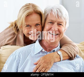 Glücklicherweise passiert das auch im echten Leben. Porträt einer Frau, die ihren Mann liebevoll umarmt. Stockfoto